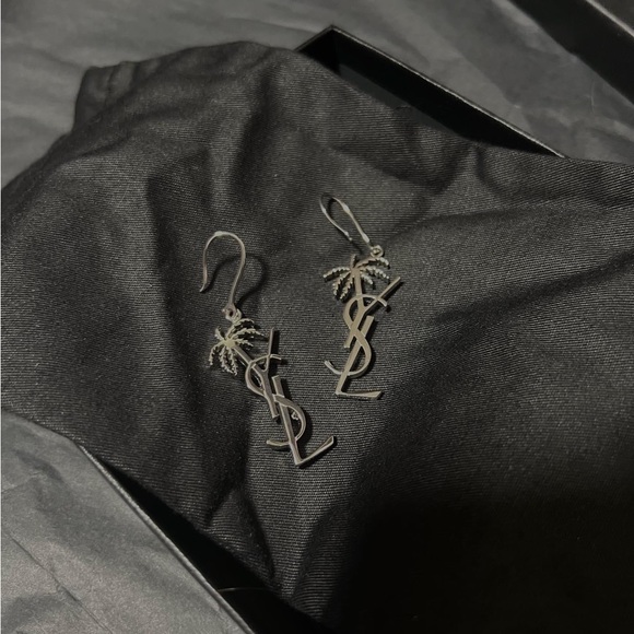 Yves Saint Laurent Accessories - 3️⃣9️⃣9️⃣Saint Laurent Cassandre palm earring in metal